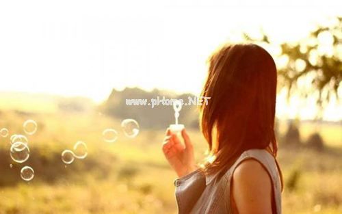 想哭却要坚强的伤感句子 倔强的说着“祝你幸福”，其实早已泪
